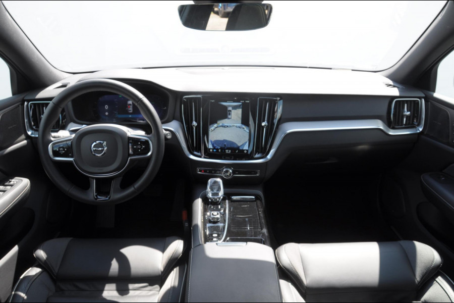 Volvo V60 T6 350PK Automaat Plug-in Hybrid AWD Plus Dark / Adaptive cruise control / Elektrische stoelen / Harman Kardon audio / Trekhaak / Pilot assist / BLIS / Stoel en stuur verwarming / Elektrische achterklep / Parkeersensoren met 360 camera / Google infotainment