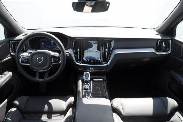 Volvo V60 T6 350PK Automaat Plug-in Hybrid AWD Plus Dark / Adaptive cruise control / Elektrische stoelen / Harman Kardon audio / Trekhaak / Pilot assist / BLIS / Stoel en stuur verwarming / Elektrische achterklep / Parkeersensoren met 360 camera / Google infotainment