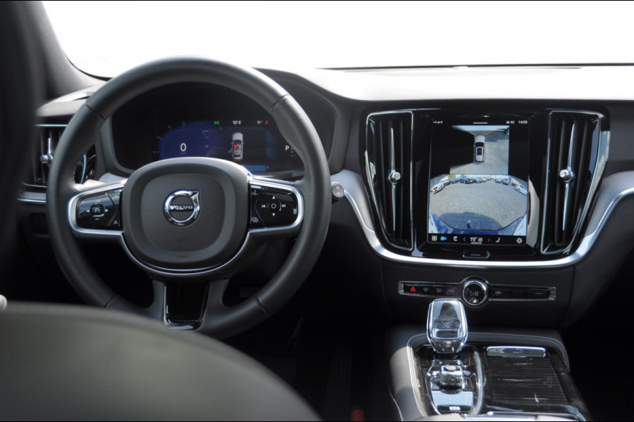 Volvo V60 T6 350PK Automaat Plug-in Hybrid AWD Plus Dark / Adaptive cruise control / Elektrische stoelen / Harman Kardon audio / Trekhaak / Pilot assist / BLIS / Stoel en stuur verwarming / Elektrische achterklep / Parkeersensoren met 360 camera / Google infotainment
