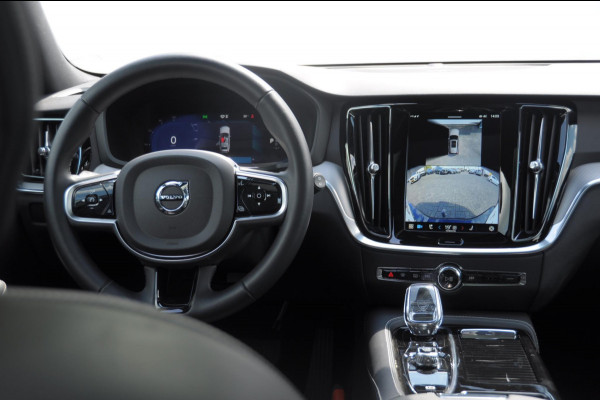 Volvo V60 T6 350PK Automaat Plug-in Hybrid AWD Plus Dark / Adaptive cruise control / Elektrische stoelen / Harman Kardon audio / Trekhaak / Pilot assist / BLIS / Stoel en stuur verwarming / Elektrische achterklep / Parkeersensoren met 360 camera / Google infotainment