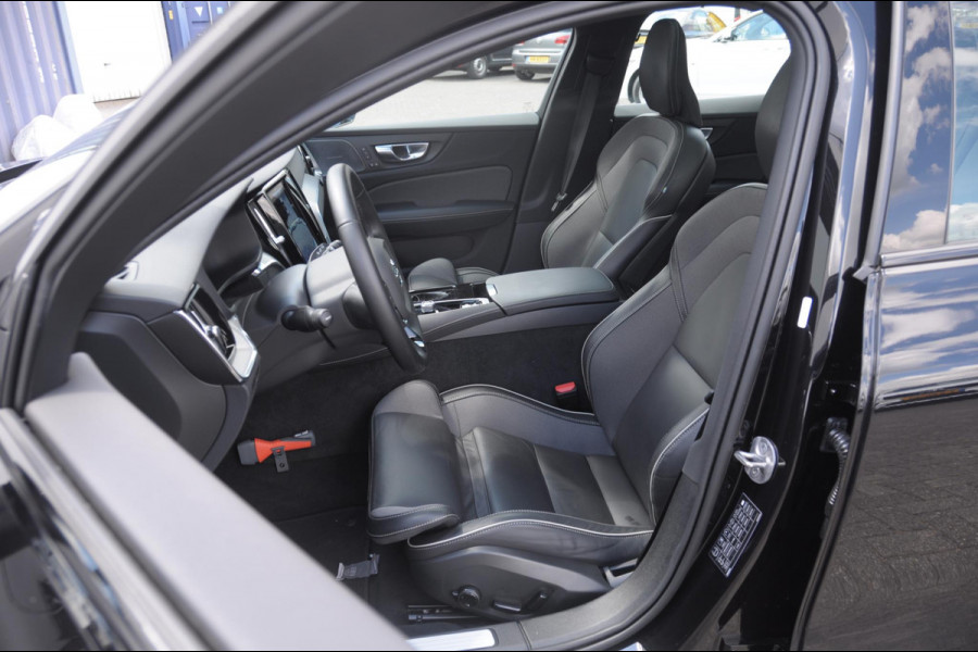 Volvo V60 T6 350PK Automaat Plug-in Hybrid AWD Plus Dark / Adaptive cruise control / Elektrische stoelen / Harman Kardon audio / Trekhaak / Pilot assist / BLIS / Stoel en stuur verwarming / Elektrische achterklep / Parkeersensoren met 360 camera / Google infotainment