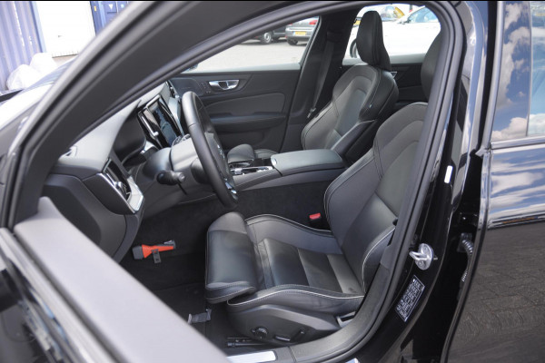 Volvo V60 T6 350PK Automaat Plug-in Hybrid AWD Plus Dark / Adaptive cruise control / Elektrische stoelen / Harman Kardon audio / Trekhaak / Pilot assist / BLIS / Stoel en stuur verwarming / Elektrische achterklep / Parkeersensoren met 360 camera / Google infotainment