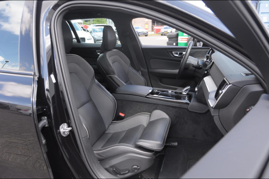 Volvo V60 T6 350PK Automaat Plug-in Hybrid AWD Plus Dark / Adaptive cruise control / Elektrische stoelen / Harman Kardon audio / Trekhaak / Pilot assist / BLIS / Stoel en stuur verwarming / Elektrische achterklep / Parkeersensoren met 360 camera / Google infotainment