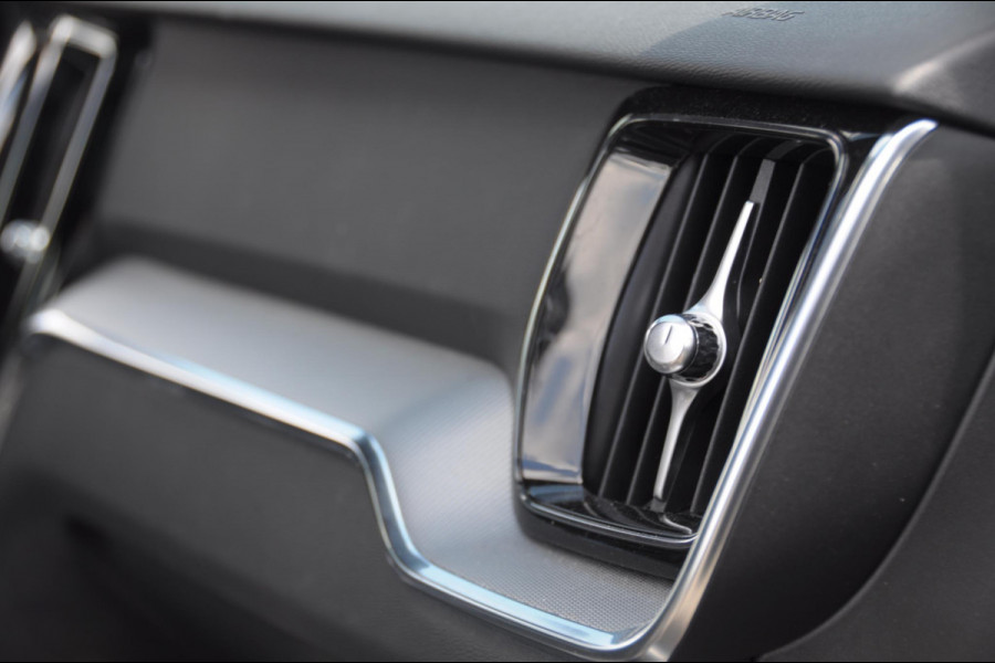 Volvo V60 T6 350PK Automaat Plug-in Hybrid AWD Plus Dark / Adaptive cruise control / Elektrische stoelen / Harman Kardon audio / Trekhaak / Pilot assist / BLIS / Stoel en stuur verwarming / Elektrische achterklep / Parkeersensoren met 360 camera / Google infotainment