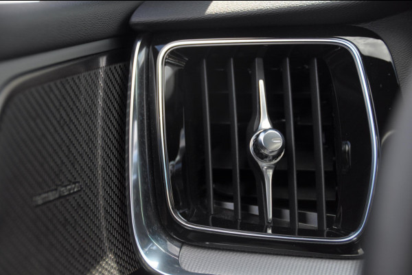Volvo V60 T6 350PK Automaat Plug-in Hybrid AWD Plus Dark / Adaptive cruise control / Elektrische stoelen / Harman Kardon audio / Trekhaak / Pilot assist / BLIS / Stoel en stuur verwarming / Elektrische achterklep / Parkeersensoren met 360 camera / Google infotainment