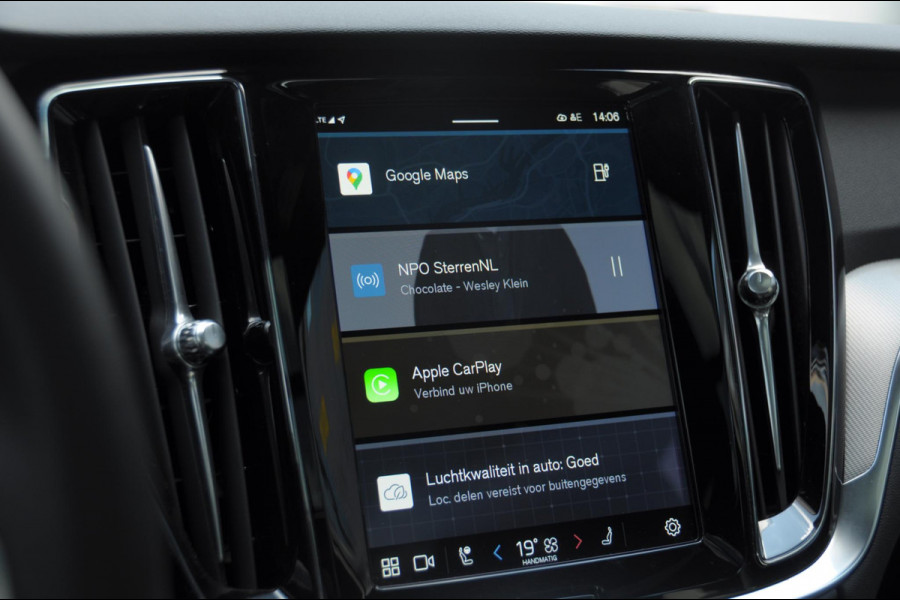 Volvo V60 T6 350PK Automaat Plug-in Hybrid AWD Plus Dark / Adaptive cruise control / Elektrische stoelen / Harman Kardon audio / Trekhaak / Pilot assist / BLIS / Stoel en stuur verwarming / Elektrische achterklep / Parkeersensoren met 360 camera / Google infotainment