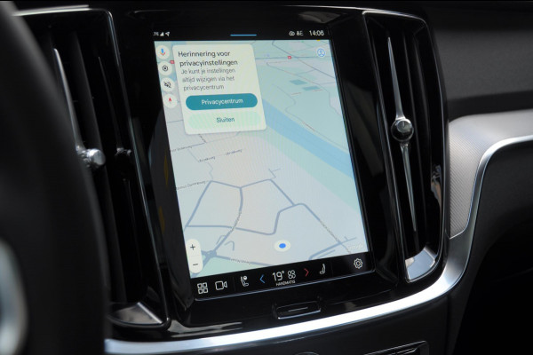 Volvo V60 T6 350PK Automaat Plug-in Hybrid AWD Plus Dark / Adaptive cruise control / Elektrische stoelen / Harman Kardon audio / Trekhaak / Pilot assist / BLIS / Stoel en stuur verwarming / Elektrische achterklep / Parkeersensoren met 360 camera / Google infotainment