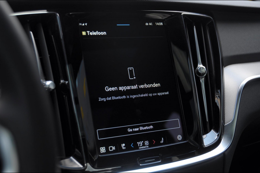 Volvo V60 T6 350PK Automaat Plug-in Hybrid AWD Plus Dark / Adaptive cruise control / Elektrische stoelen / Harman Kardon audio / Trekhaak / Pilot assist / BLIS / Stoel en stuur verwarming / Elektrische achterklep / Parkeersensoren met 360 camera / Google infotainment