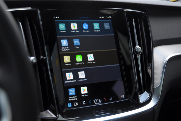 Volvo V60 T6 350PK Automaat Plug-in Hybrid AWD Plus Dark / Adaptive cruise control / Elektrische stoelen / Harman Kardon audio / Trekhaak / Pilot assist / BLIS / Stoel en stuur verwarming / Elektrische achterklep / Parkeersensoren met 360 camera / Google infotainment