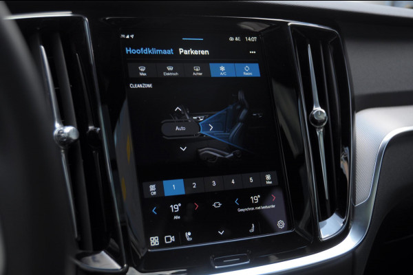 Volvo V60 T6 350PK Automaat Plug-in Hybrid AWD Plus Dark / Adaptive cruise control / Elektrische stoelen / Harman Kardon audio / Trekhaak / Pilot assist / BLIS / Stoel en stuur verwarming / Elektrische achterklep / Parkeersensoren met 360 camera / Google infotainment