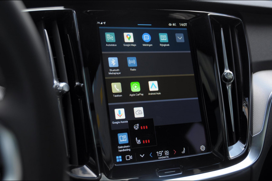 Volvo V60 T6 350PK Automaat Plug-in Hybrid AWD Plus Dark / Adaptive cruise control / Elektrische stoelen / Harman Kardon audio / Trekhaak / Pilot assist / BLIS / Stoel en stuur verwarming / Elektrische achterklep / Parkeersensoren met 360 camera / Google infotainment