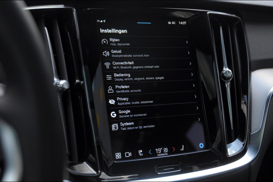 Volvo V60 T6 350PK Automaat Plug-in Hybrid AWD Plus Dark / Adaptive cruise control / Elektrische stoelen / Harman Kardon audio / Trekhaak / Pilot assist / BLIS / Stoel en stuur verwarming / Elektrische achterklep / Parkeersensoren met 360 camera / Google infotainment