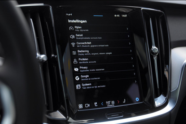Volvo V60 T6 350PK Automaat Plug-in Hybrid AWD Plus Dark / Adaptive cruise control / Elektrische stoelen / Harman Kardon audio / Trekhaak / Pilot assist / BLIS / Stoel en stuur verwarming / Elektrische achterklep / Parkeersensoren met 360 camera / Google infotainment