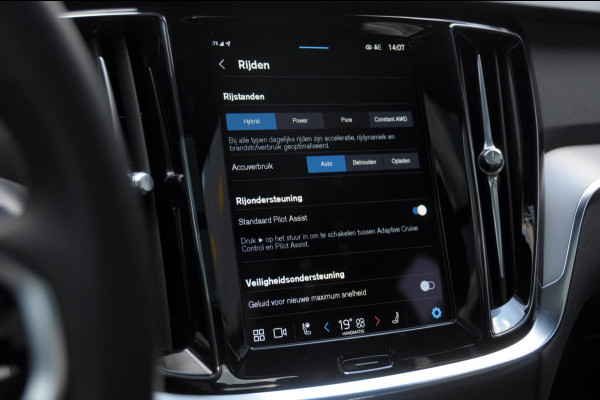Volvo V60 T6 350PK Automaat Plug-in Hybrid AWD Plus Dark / Adaptive cruise control / Elektrische stoelen / Harman Kardon audio / Trekhaak / Pilot assist / BLIS / Stoel en stuur verwarming / Elektrische achterklep / Parkeersensoren met 360 camera / Google infotainment