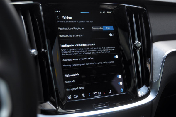 Volvo V60 T6 350PK Automaat Plug-in Hybrid AWD Plus Dark / Adaptive cruise control / Elektrische stoelen / Harman Kardon audio / Trekhaak / Pilot assist / BLIS / Stoel en stuur verwarming / Elektrische achterklep / Parkeersensoren met 360 camera / Google infotainment