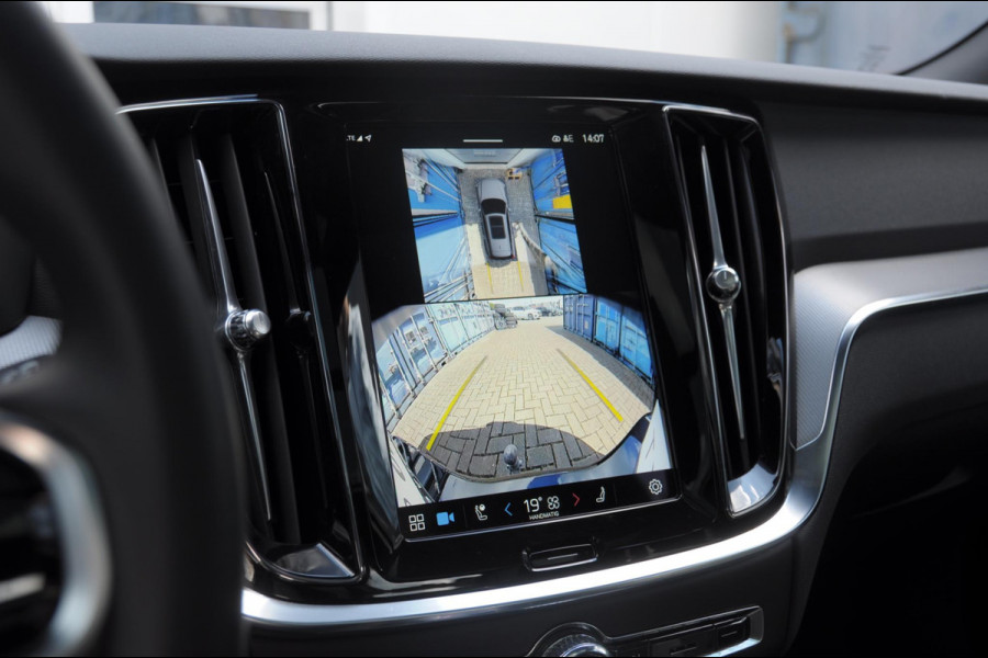 Volvo V60 T6 350PK Automaat Plug-in Hybrid AWD Plus Dark / Adaptive cruise control / Elektrische stoelen / Harman Kardon audio / Trekhaak / Pilot assist / BLIS / Stoel en stuur verwarming / Elektrische achterklep / Parkeersensoren met 360 camera / Google infotainment