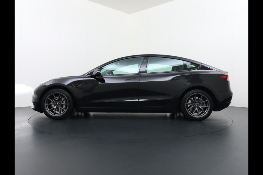 Tesla Model 3 Standard RWD Plus 60 kWh VAN: 30.900,- VOOR 27.877,- UW HERFSTVOORDEEL: 3.023,- EURO LFP Accu | 1e eigenaar | Origineel Nederlandse auto met NAP | Rijklaar geleverd met fabrieksgarantie!