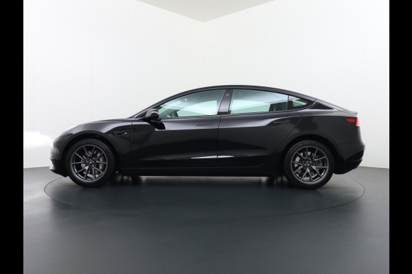 Tesla Model 3 Standard RWD Plus 60 kWh VAN: 30.900,- VOOR 27.877,- UW HERFSTVOORDEEL: 3.023,- EURO LFP Accu | 1e eigenaar | Origineel Nederlandse auto met NAP | Rijklaar geleverd met fabrieksgarantie!