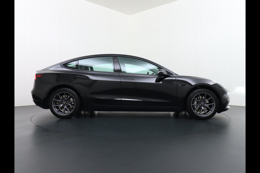 Tesla Model 3 Standard RWD Plus 60 kWh VAN: 30.900,- VOOR 27.877,- UW HERFSTVOORDEEL: 3.023,- EURO LFP Accu | 1e eigenaar | Origineel Nederlandse auto met NAP | Rijklaar geleverd met fabrieksgarantie!