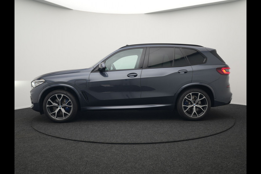 BMW X5 xDrive45e M Sport Plug in Hybrid 394pk PHEV | Trekhaak Af Fabriek | Panodak | Luchtvering | Adaptive Cruise | 360 Camera | M Sportstuur | Sfeerverlichting | Apple Carplay | Lederen Sporstoelen Memory & Verwarmd | Navigatie | DAB |