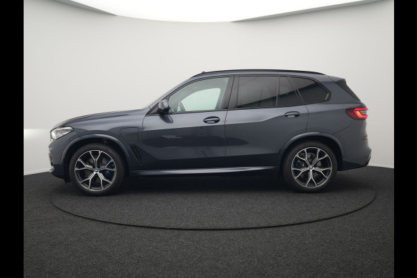 BMW X5 xDrive45e M Sport Plug in Hybrid 394pk PHEV | Trekhaak Af Fabriek | Panodak | Luchtvering | Adaptive Cruise | 360 Camera | M Sportstuur | Sfeerverlichting | Apple Carplay | Lederen Sporstoelen Memory & Verwarmd | Navigatie | DAB |