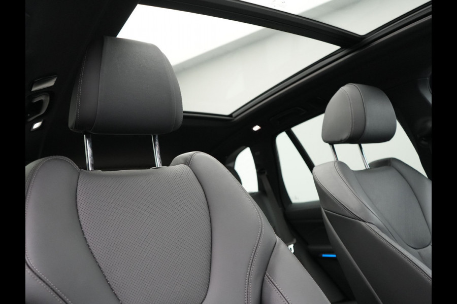 BMW X5 xDrive45e M Sport Plug in Hybrid 394pk PHEV | Trekhaak Af Fabriek | Panodak | Luchtvering | Adaptive Cruise | 360 Camera | M Sportstuur | Sfeerverlichting | Apple Carplay | Lederen Sporstoelen Memory & Verwarmd | Navigatie | DAB |