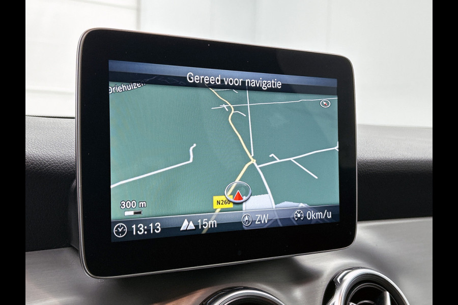 Mercedes-Benz GLA 180 Business Solution AMG Night Upgrade | 5 spaaks lichtmetalen velgen | Navigatie | Trekhaak | Parking support |