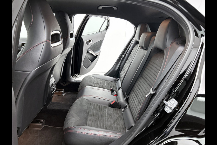 Mercedes-Benz GLA 180 Business Solution AMG Night Upgrade | 5 spaaks lichtmetalen velgen | Navigatie | Trekhaak | Parking support |