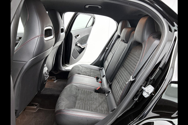 Mercedes-Benz GLA 180 Business Solution AMG Night Upgrade | 5 spaaks lichtmetalen velgen | Navigatie | Trekhaak | Parking support |