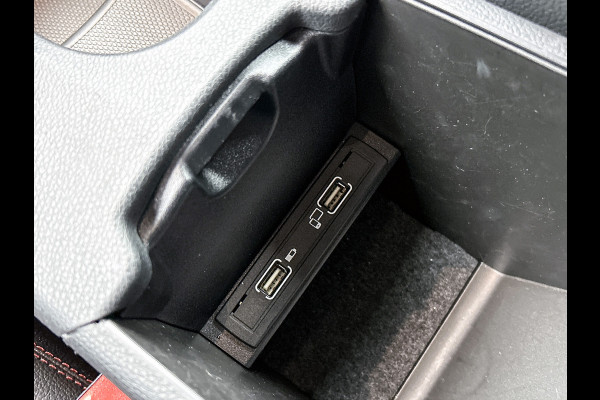 Mercedes-Benz GLA 180 Business Solution AMG Night Upgrade | 5 spaaks lichtmetalen velgen | Navigatie | Trekhaak | Parking support |
