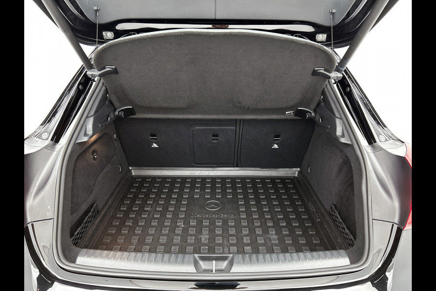 Mercedes-Benz GLA 180 Business Solution AMG Night Upgrade | 5 spaaks lichtmetalen velgen | Navigatie | Trekhaak | Parking support |