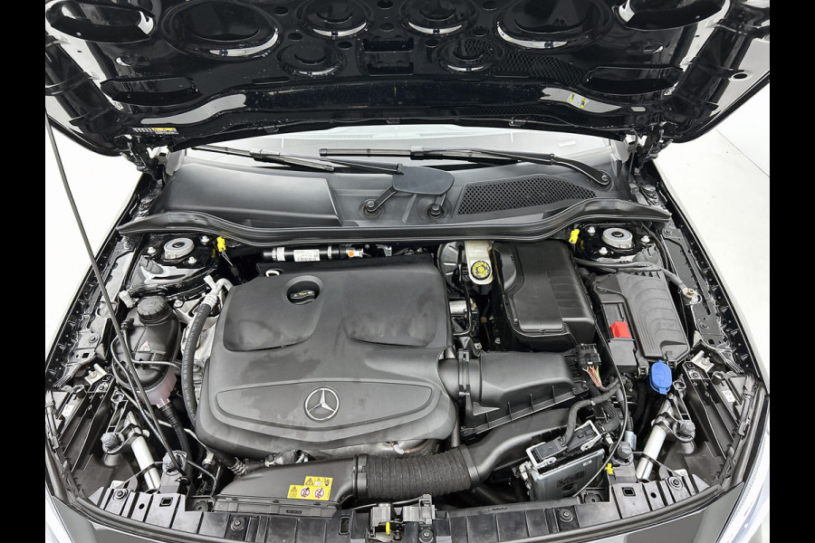 Mercedes-Benz GLA 180 Business Solution AMG Night Upgrade | 5 spaaks lichtmetalen velgen | Navigatie | Trekhaak | Parking support |
