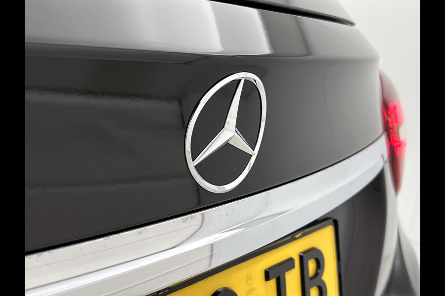 Mercedes-Benz GLA 180 Business Solution AMG Night Upgrade | 5 spaaks lichtmetalen velgen | Navigatie | Trekhaak | Parking support |