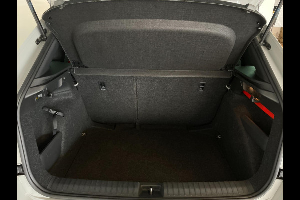 Škoda Kamiq 1.0 TSI Sport Business AIRCO CLIMA NAVI VIA APP CRUISE APPLE CARPLAY SPORTSTOELEN PDC TREKHAAK NIEUWSTAAT