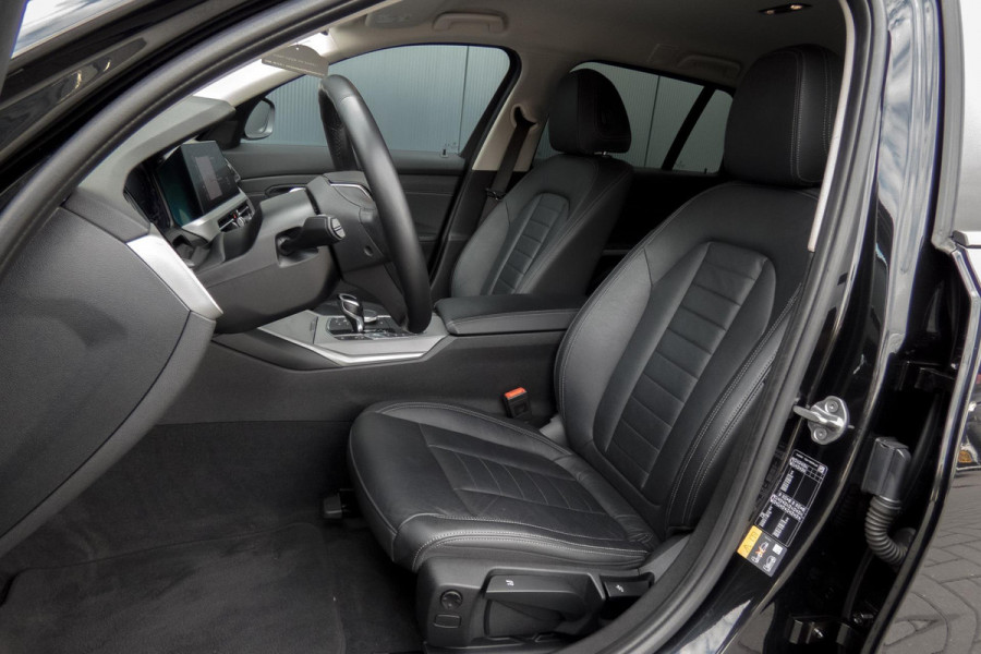 BMW 3 Serie Touring 330e High Executive | CAMERA | NAVIGATIE | PDC | APPLE / ANDROID CARPLAY