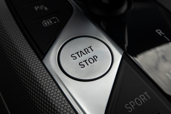 BMW 3 Serie Touring 330e High Executive | CAMERA | NAVIGATIE | PDC | APPLE / ANDROID CARPLAY
