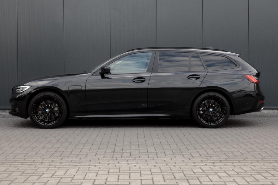 BMW 3 Serie Touring 330e High Executive | CAMERA | NAVIGATIE | PDC | APPLE / ANDROID CARPLAY