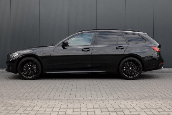 BMW 3 Serie Touring 330e High Executive | CAMERA | NAVIGATIE | PDC | APPLE / ANDROID CARPLAY