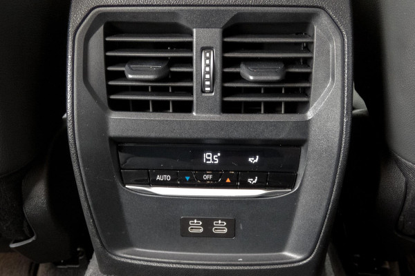 BMW 3 Serie Touring 330e High Executive | CAMERA | NAVIGATIE | PDC | APPLE / ANDROID CARPLAY