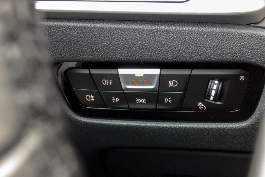 BMW 3 Serie Touring 330e High Executive | CAMERA | NAVIGATIE | PDC | APPLE / ANDROID CARPLAY