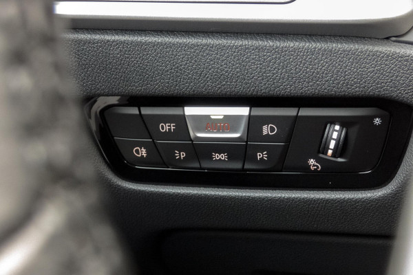 BMW 3 Serie Touring 330e High Executive | CAMERA | NAVIGATIE | PDC | APPLE / ANDROID CARPLAY
