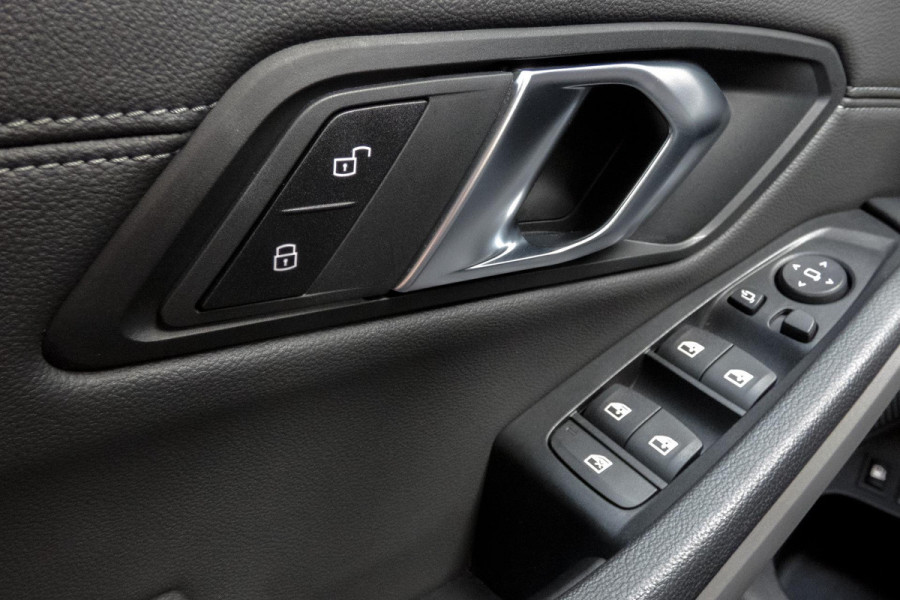 BMW 3 Serie Touring 330e High Executive | CAMERA | NAVIGATIE | PDC | APPLE / ANDROID CARPLAY