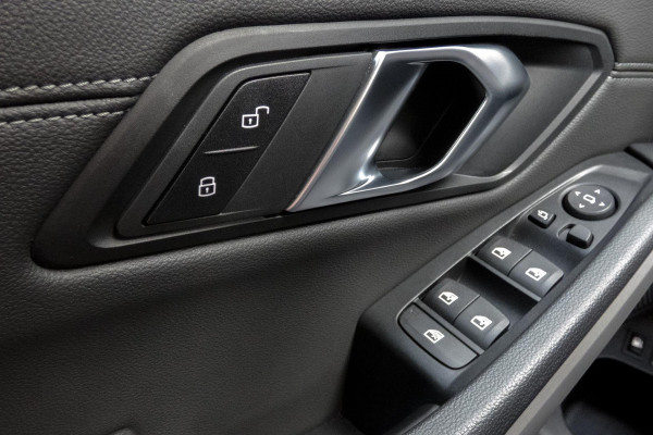BMW 3 Serie Touring 330e High Executive | CAMERA | NAVIGATIE | PDC | APPLE / ANDROID CARPLAY