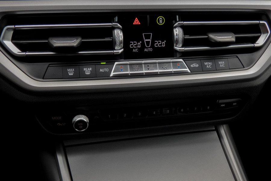 BMW 3 Serie Touring 330e High Executive | CAMERA | NAVIGATIE | PDC | APPLE / ANDROID CARPLAY