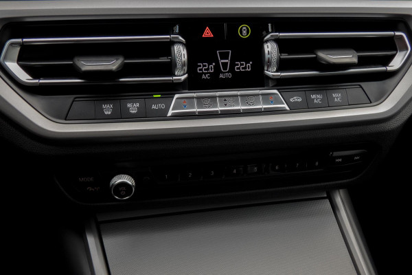 BMW 3 Serie Touring 330e High Executive | CAMERA | NAVIGATIE | PDC | APPLE / ANDROID CARPLAY