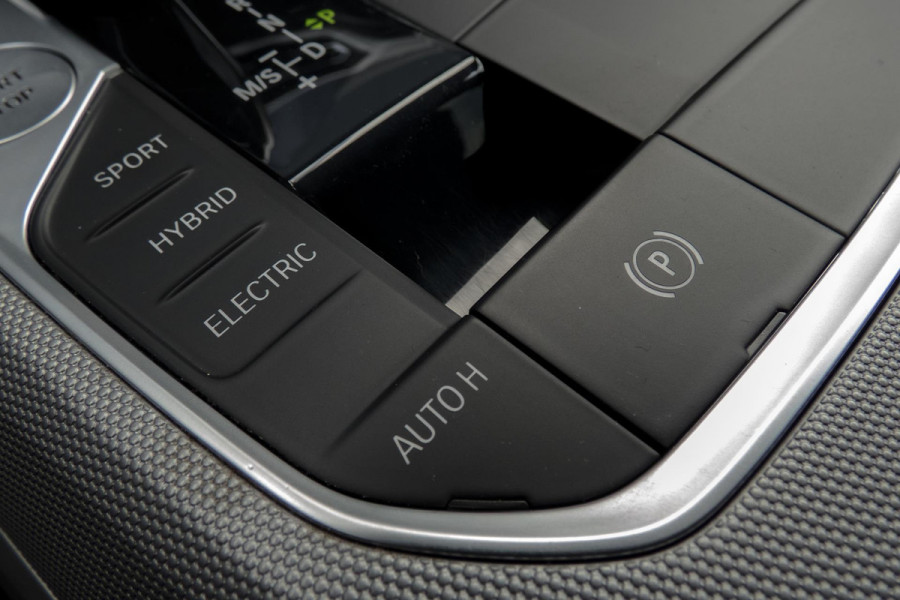 BMW 3 Serie Touring 330e High Executive | CAMERA | NAVIGATIE | PDC | APPLE / ANDROID CARPLAY