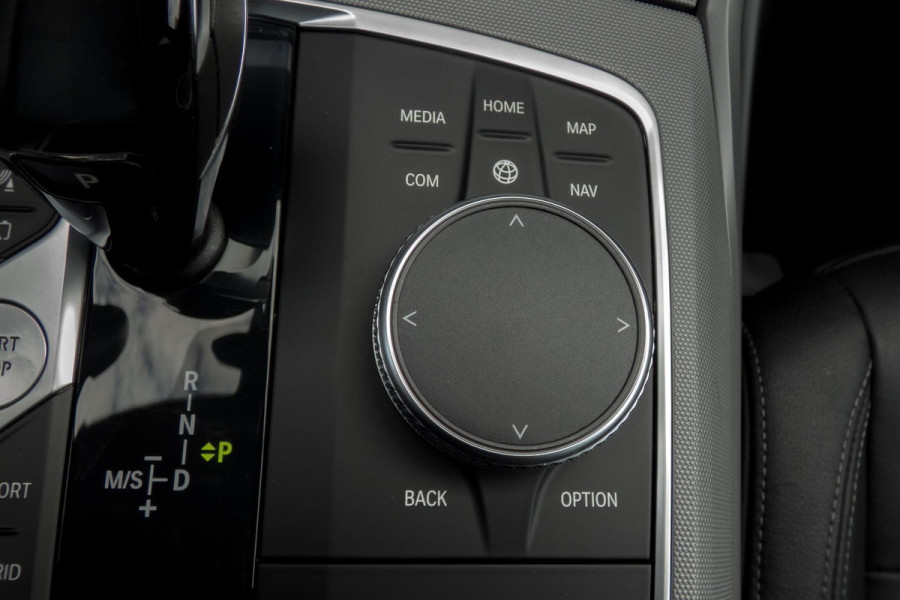 BMW 3 Serie Touring 330e High Executive | CAMERA | NAVIGATIE | PDC | APPLE / ANDROID CARPLAY