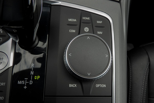 BMW 3 Serie Touring 330e High Executive | CAMERA | NAVIGATIE | PDC | APPLE / ANDROID CARPLAY