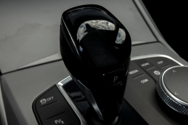 BMW 3 Serie Touring 330e High Executive | CAMERA | NAVIGATIE | PDC | APPLE / ANDROID CARPLAY