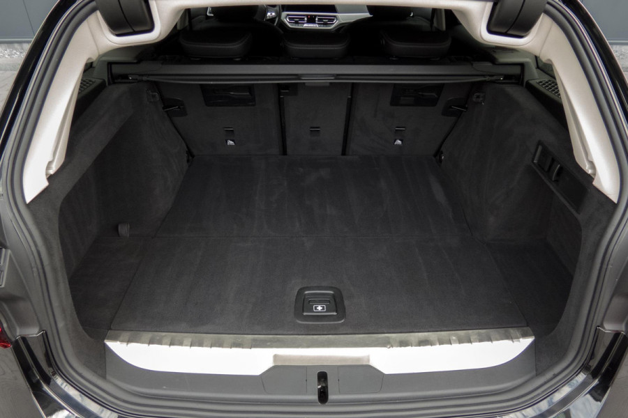 BMW 3 Serie Touring 330e High Executive | CAMERA | NAVIGATIE | PDC | APPLE / ANDROID CARPLAY